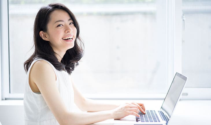 ノートパソコンで翻訳の勉強する女性
